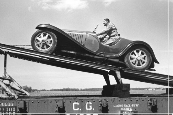 Trenta Bugatti in treno, ecco la storia