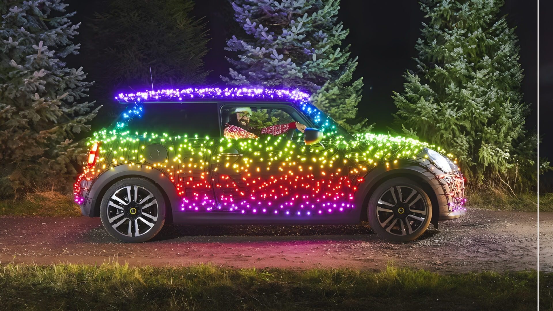 Auto di Natale che sembra un albero, eccola! 