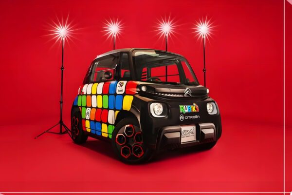 Milano, Citroën Ami celebra i 50 anni del Cubo di Rubik  
